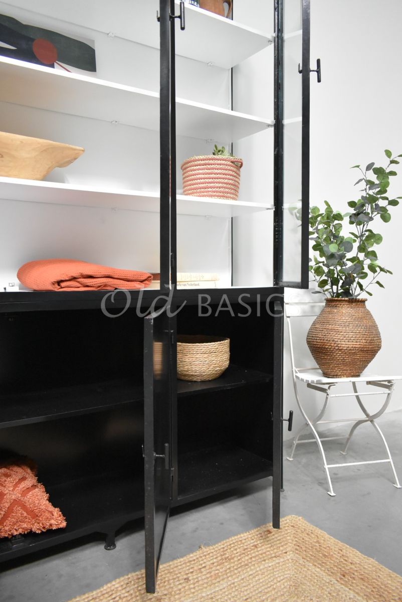 Detail van Apothekerskast Ilya trois NB Grand, zwart, materiaal staal